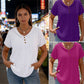 👚 Damska bluzka z teksturowanym dekoltem w serek – odporna na zagniecenia i o luźnym kroju ✨