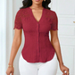Letnia bluzka damska z dekoltem w serek, koronkowymi rękawami i guzikami🌸