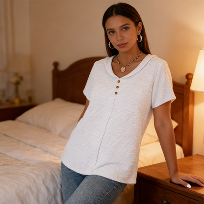 👚 Damska bluzka z teksturowanym dekoltem w serek – odporna na zagniecenia i o luźnym kroju ✨