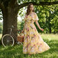 👗 Letnia sukienka maxi w kwiaty z odkrytymi ramionami i falbanami – elegancka, zwiewna i idealna na słoneczne dni 🌸☀️