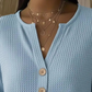 👚Top Pick - V-nyakú Henley felső gofrimintával – Légáteresztő anyag és sokoldalú egyszínű árnyalatok 🌿